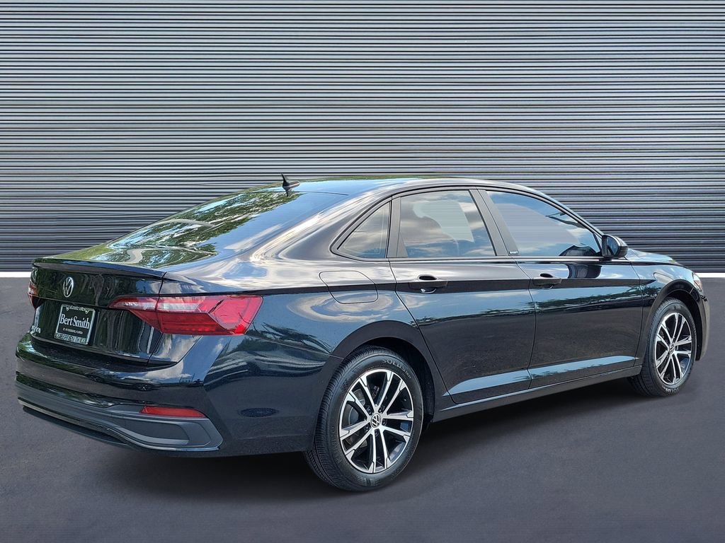 Used 2023 Volkswagen Jetta Sport image 3