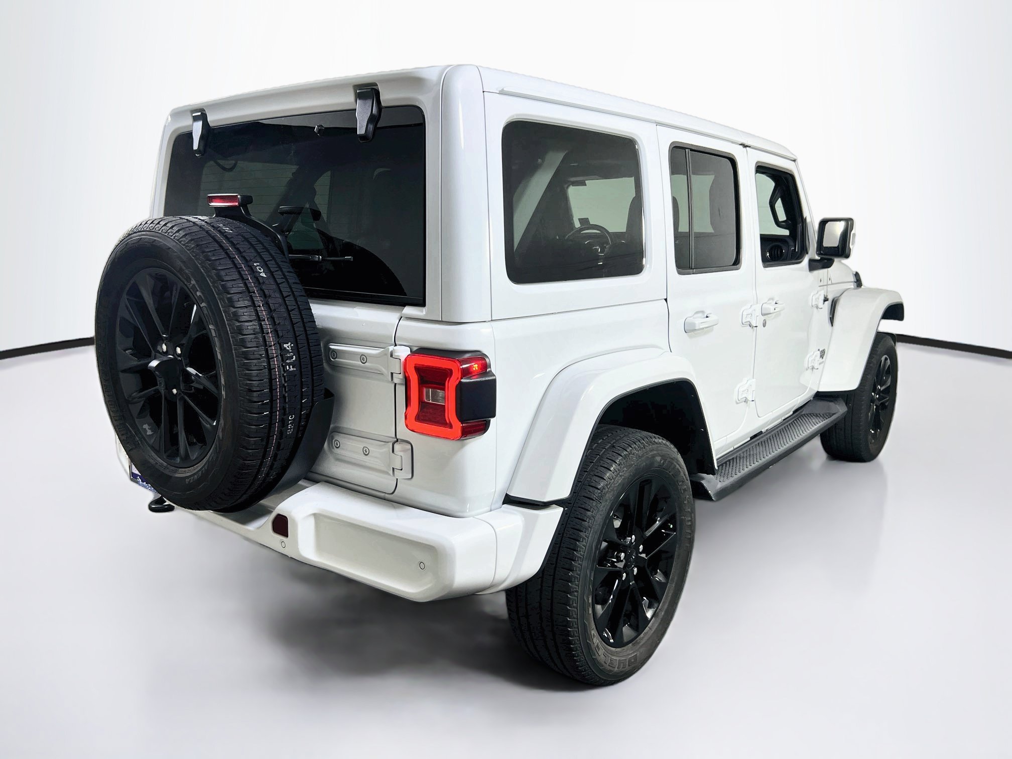 Used 2023 Jeep Wrangler Unlimited Sahara AWD/4WD image 5