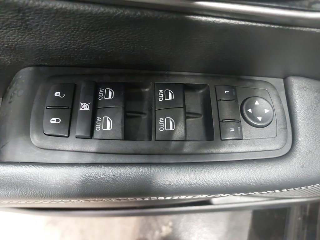 Used 2025 Chrysler Pacifica Select FWD image 26