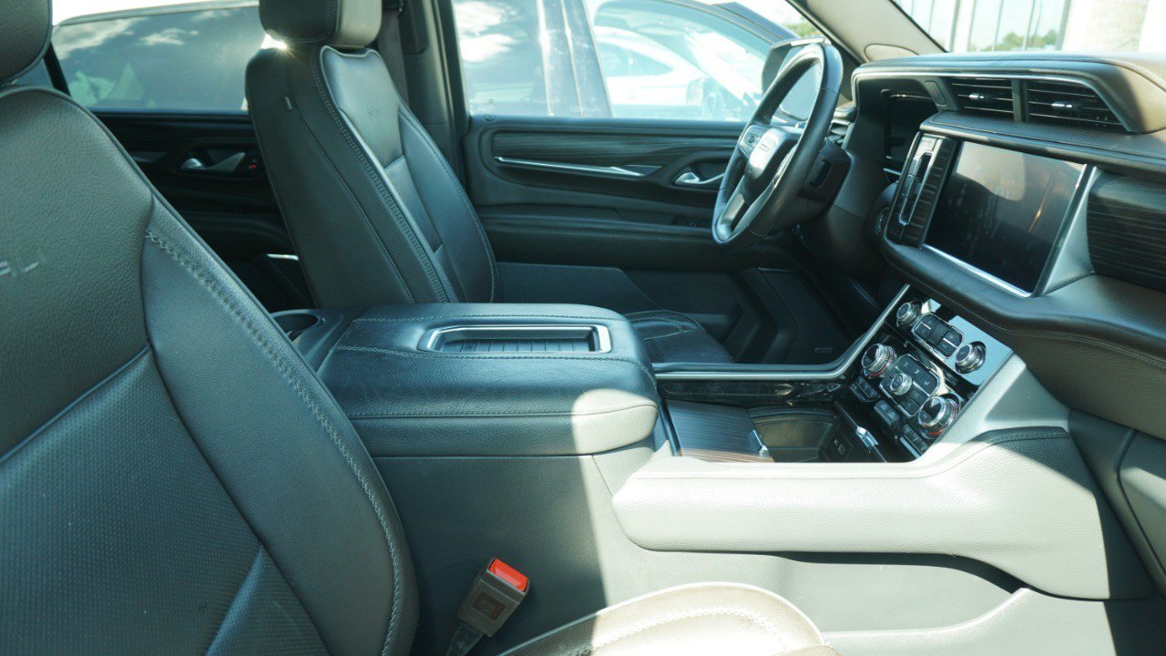Used 2022 GMC Yukon Denali w/ Denali Premium Package AWD/4WD image 11