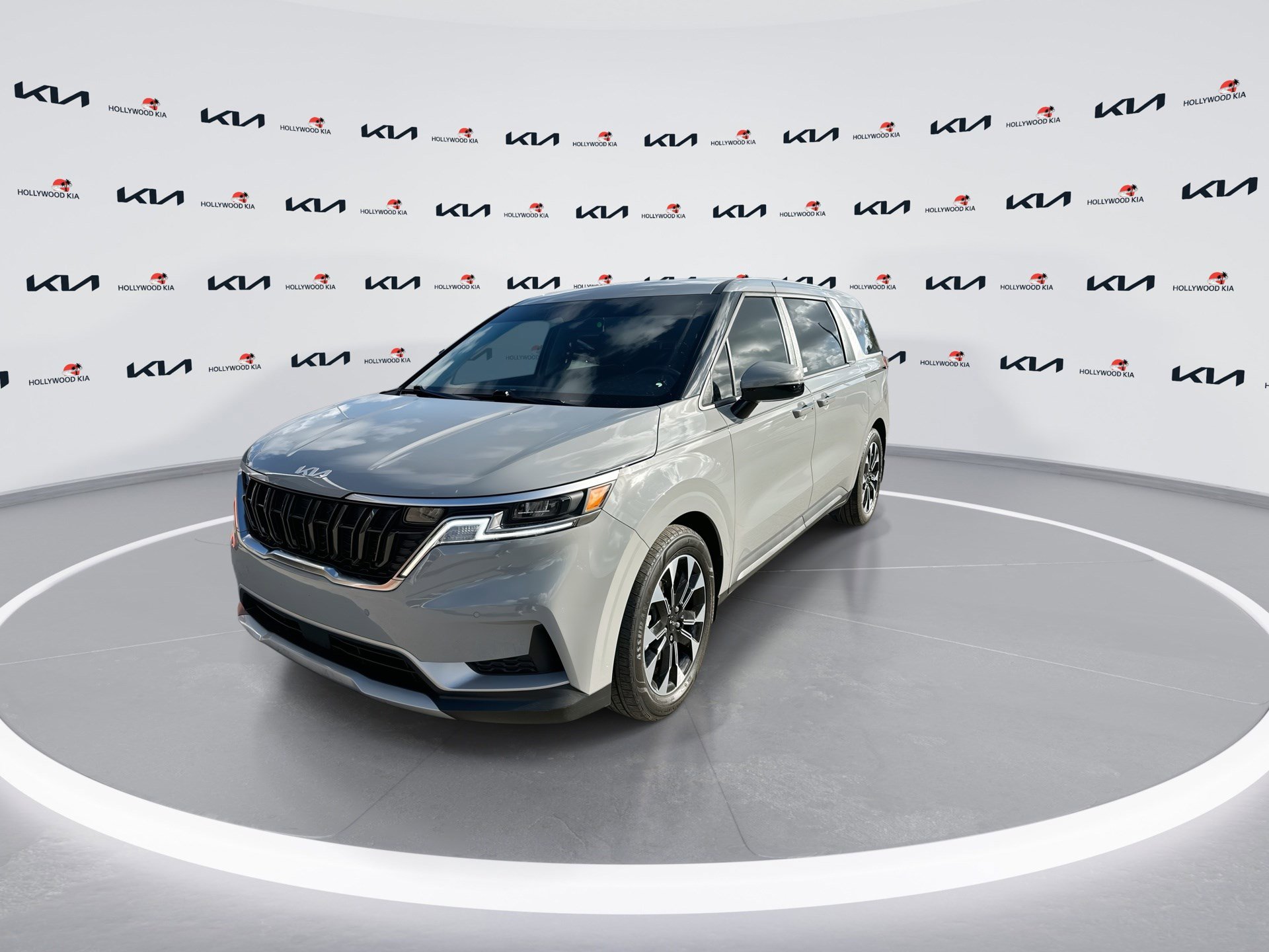 Used 2024 Kia Carnival EX image 4