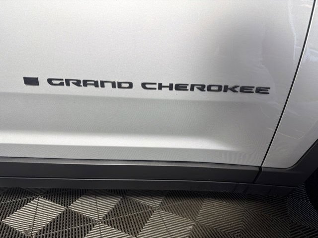 Certified 2023 Jeep Grand Cherokee L Laredo AWD/4WD image 3