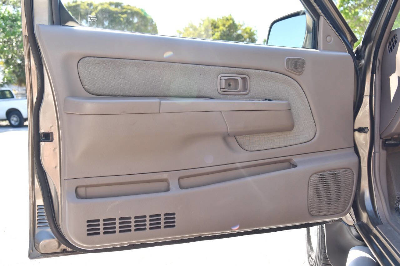 Used 2001 Nissan Frontier SE image 19