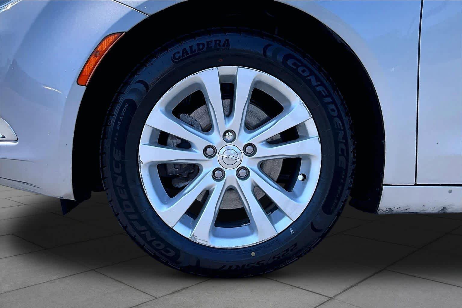 Used 2016 Chrysler 200 Limited FWD image 10