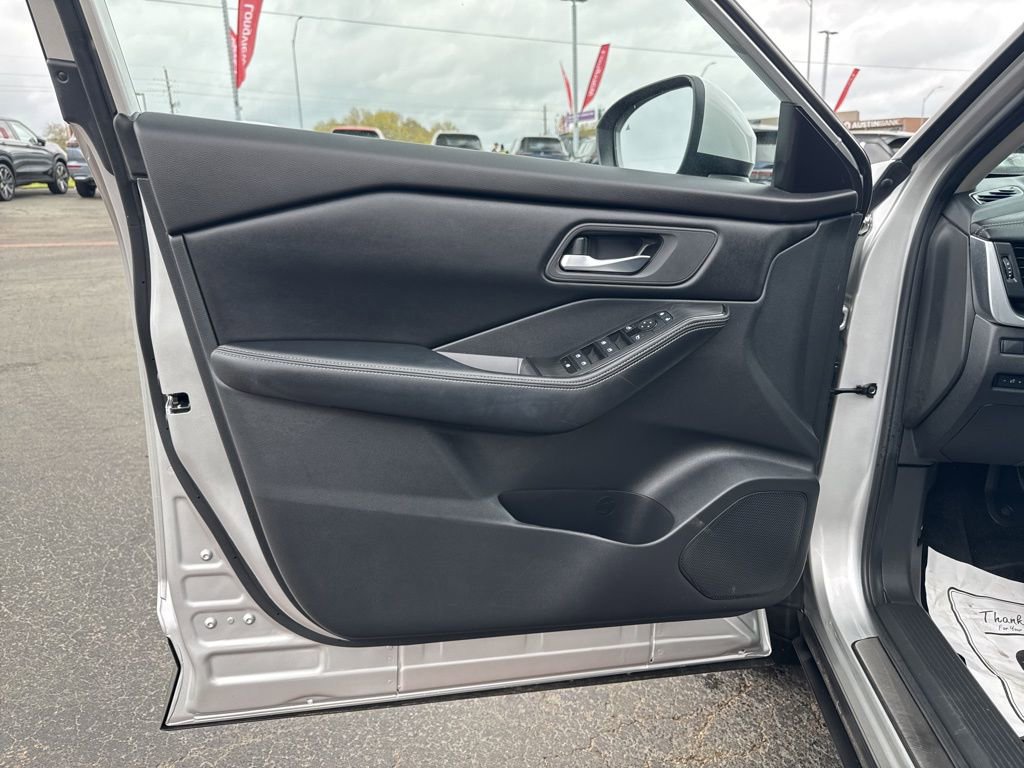 Used 2024 Nissan Rogue SV image 10