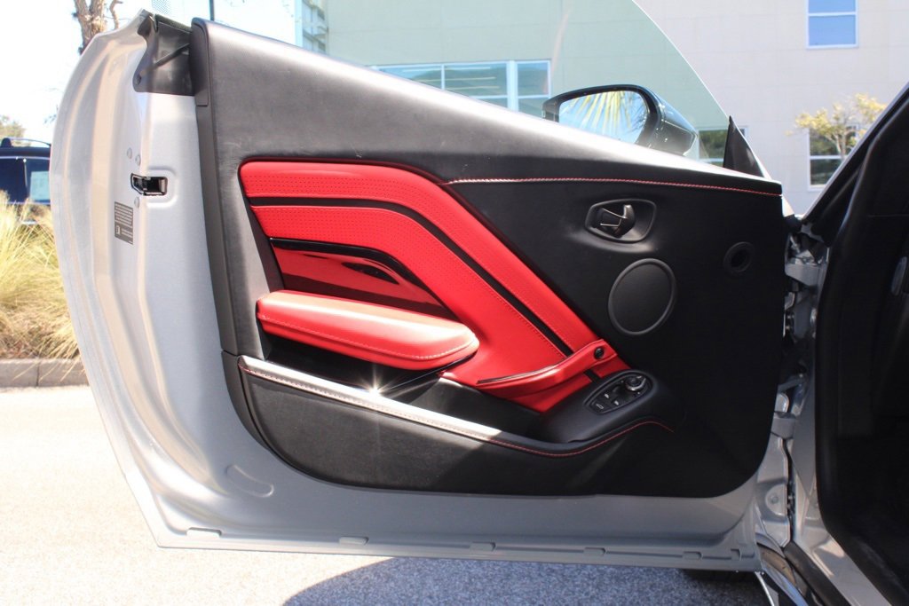 Used 2020 Aston Martin V8 Vantage Coupe image 16