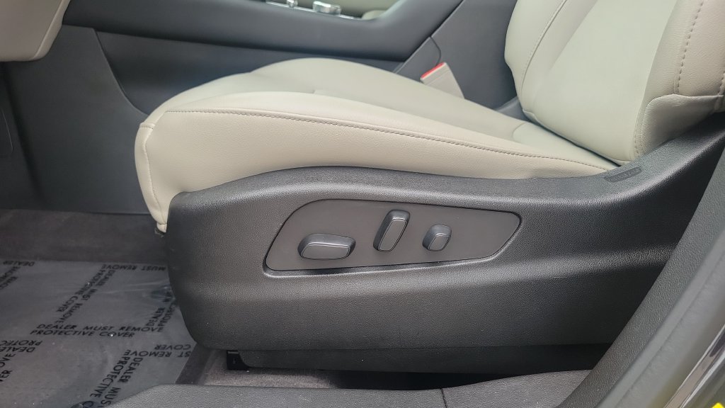 Used 2023 Cadillac XT4 Luxury w/ Cold Weather Package FWD image 16