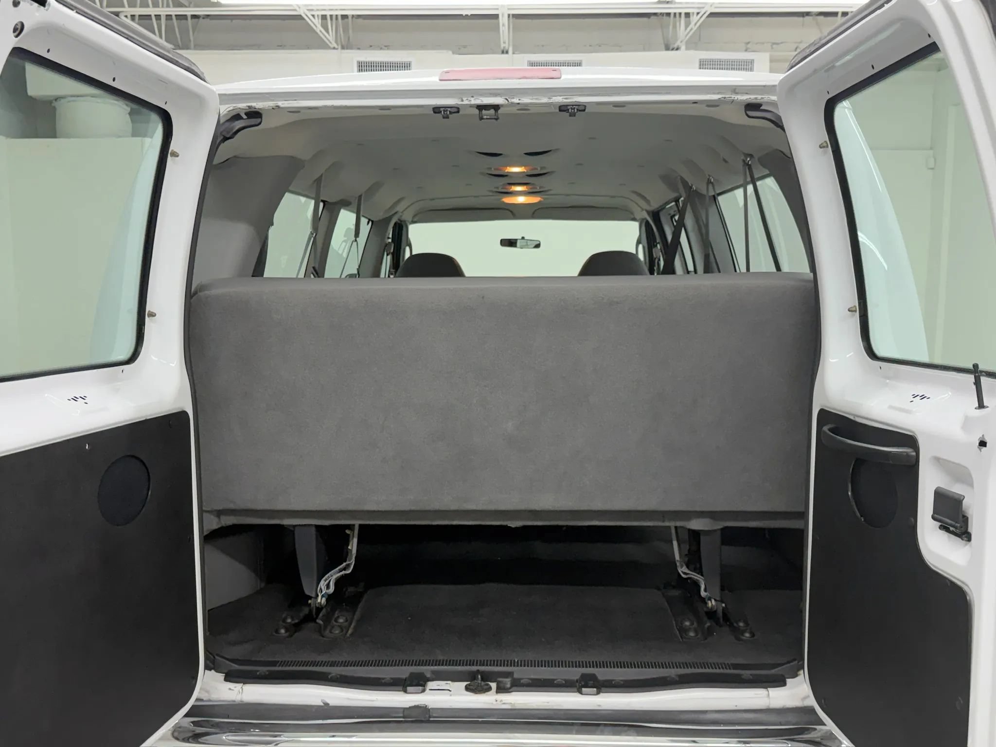 Used 2003 Ford E-350 and Econoline 350 XL RWD image 78