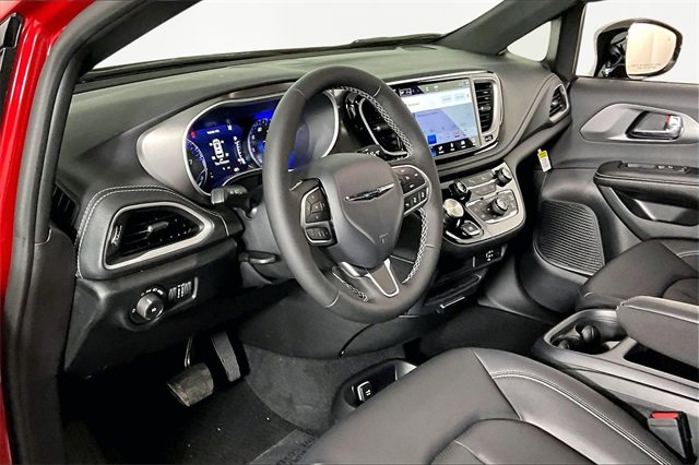 New 2026 Chrysler Pacifica Select image 8