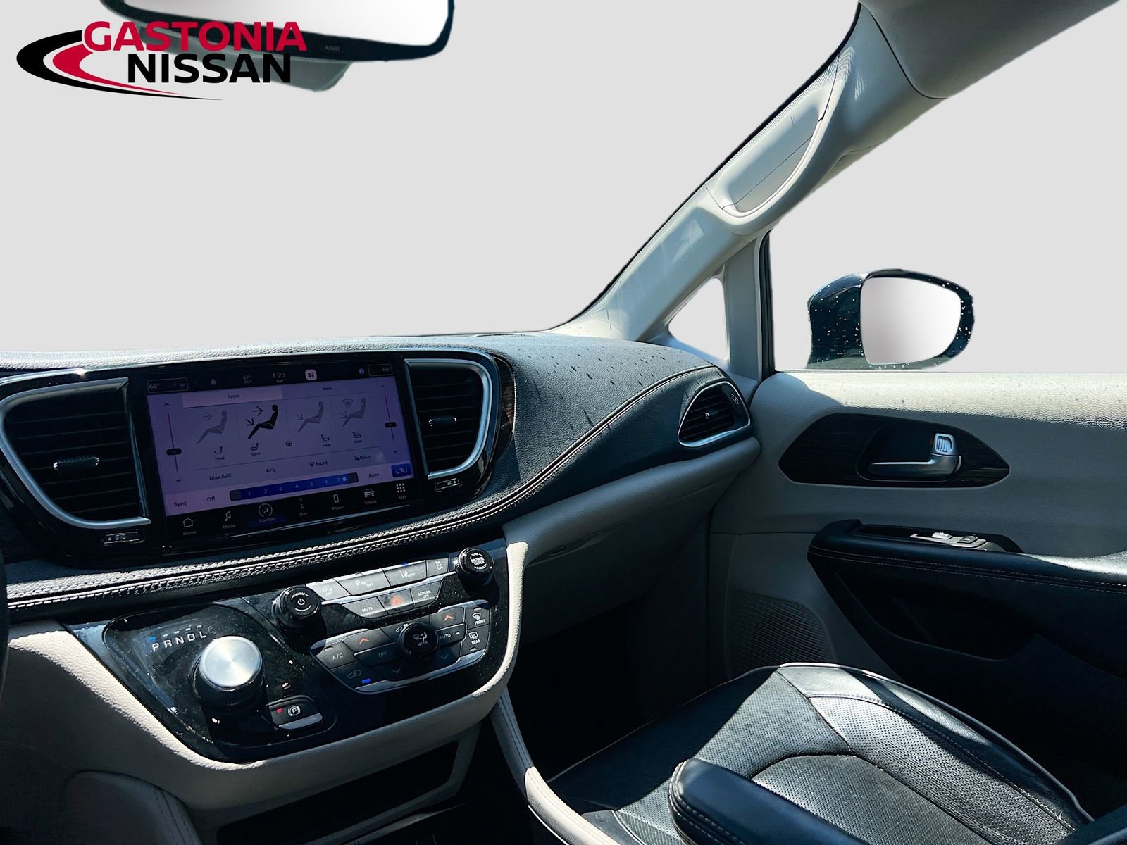 Used 2023 Chrysler Pacifica Limited FWD image 32