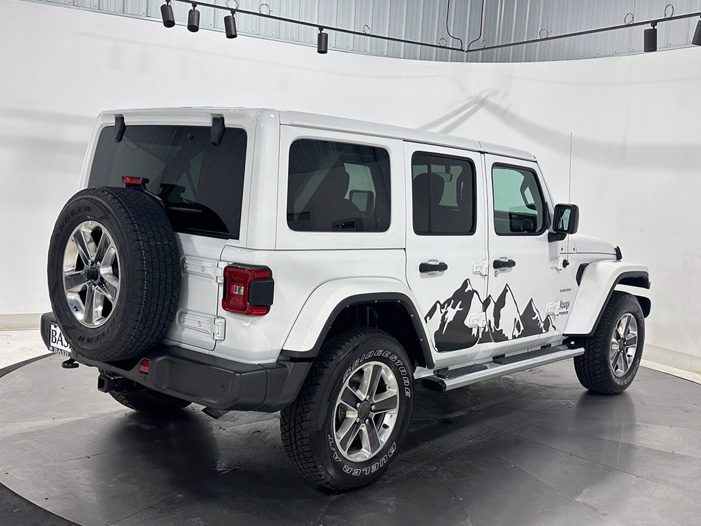 Used 2022 Jeep Wrangler Unlimited Sahara w/ LED Lighting Group AWD/4WD image 11