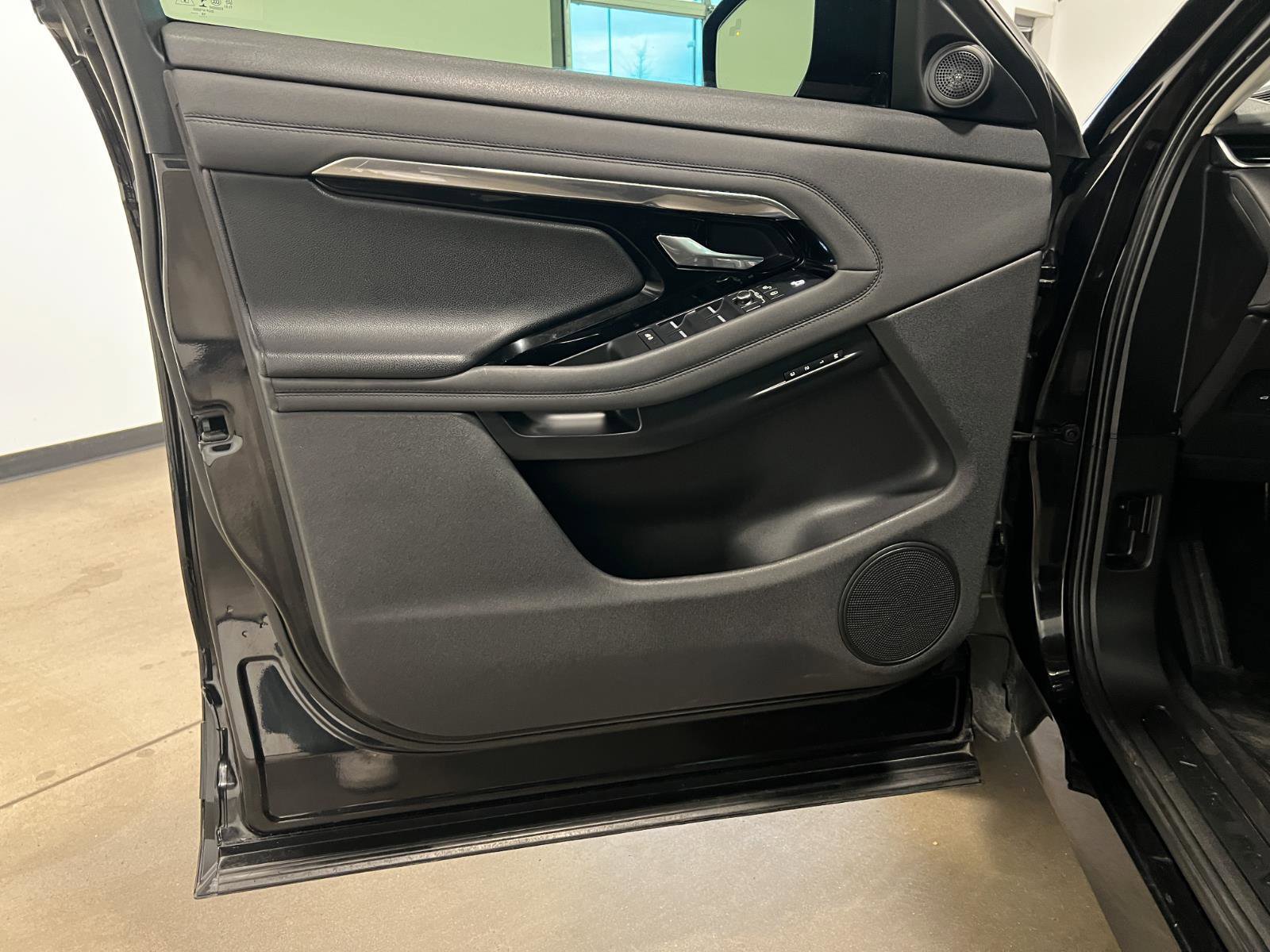 Used 2020 Land Rover Range Rover Evoque SE image 27