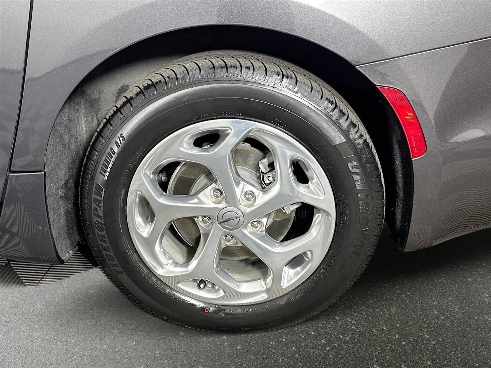 Used 2021 Chrysler Pacifica Limited w/ Uconnect Theater Family Group image 33