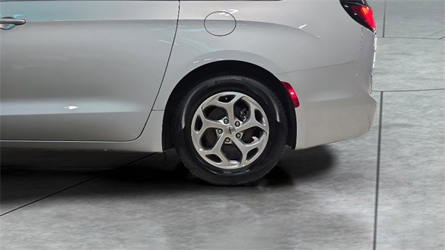 Used 2024 Chrysler Pacifica Limited image 30