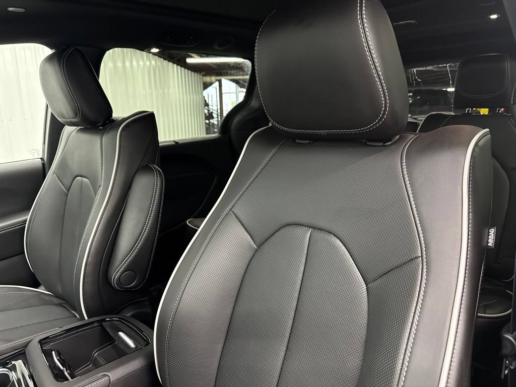 Used 2026 Chrysler Pacifica Limited w/ Uconnect Theater Family Group FWD image 18