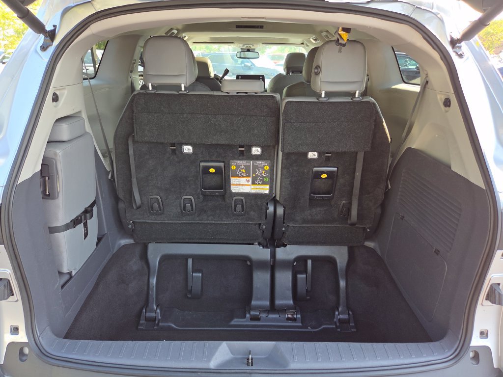 Used 2023 Toyota Sienna XLE FWD image 24