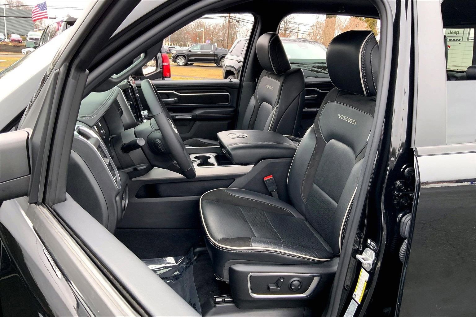 Used 2025 RAM 1500 Laramie AWD/4WD image 8