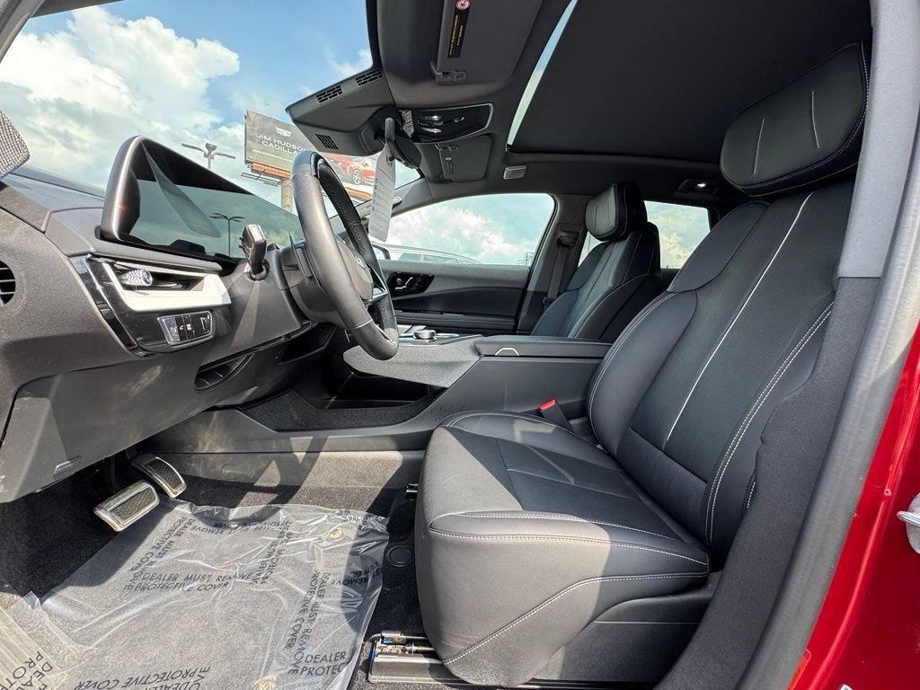 Certified 2025 Cadillac Optiq Sport 2 w/ LPO, Floor Liner Package AWD/4WD image 21