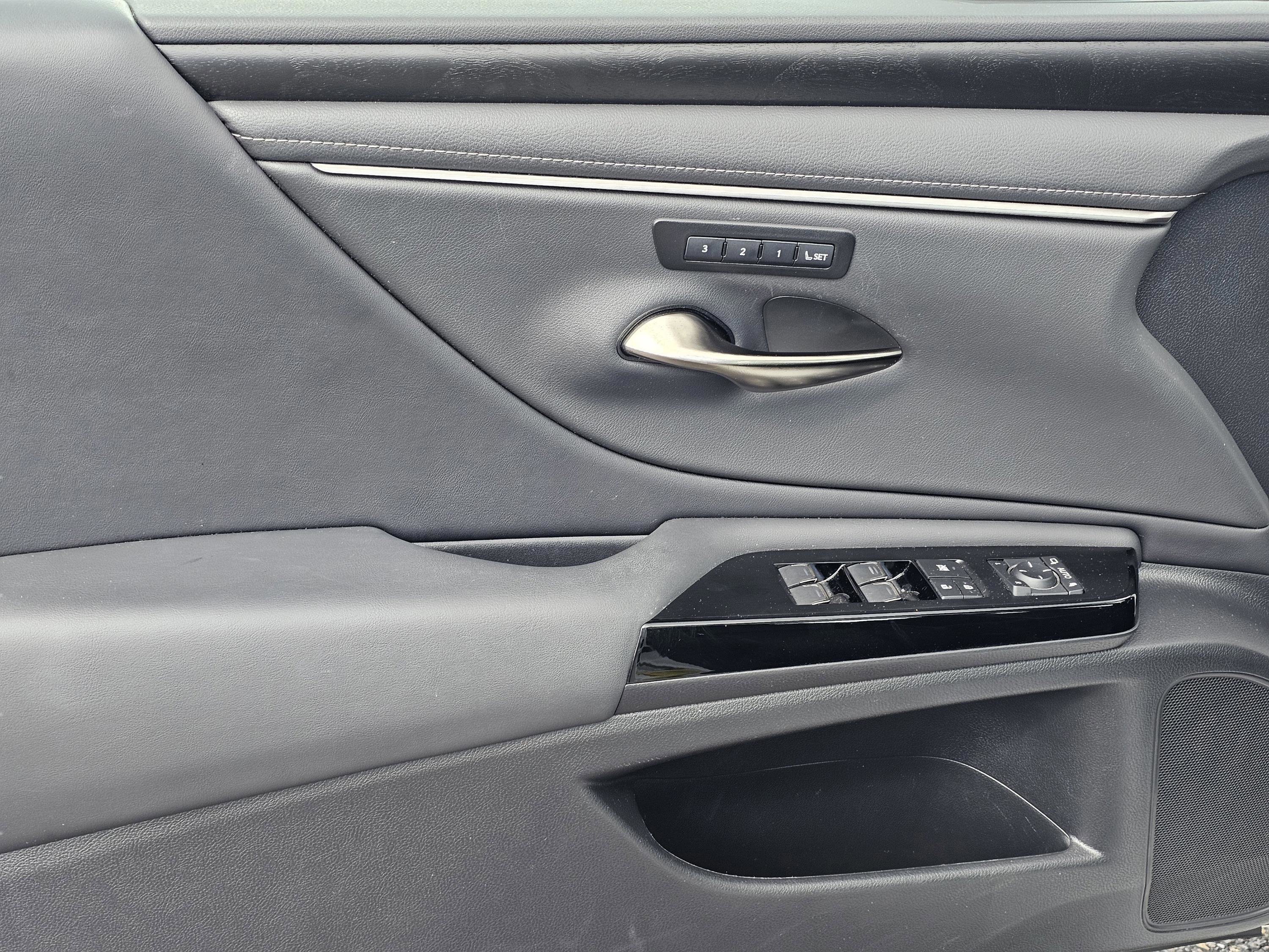 Used 2023 Lexus ES 350 w/ Premium Package image 13