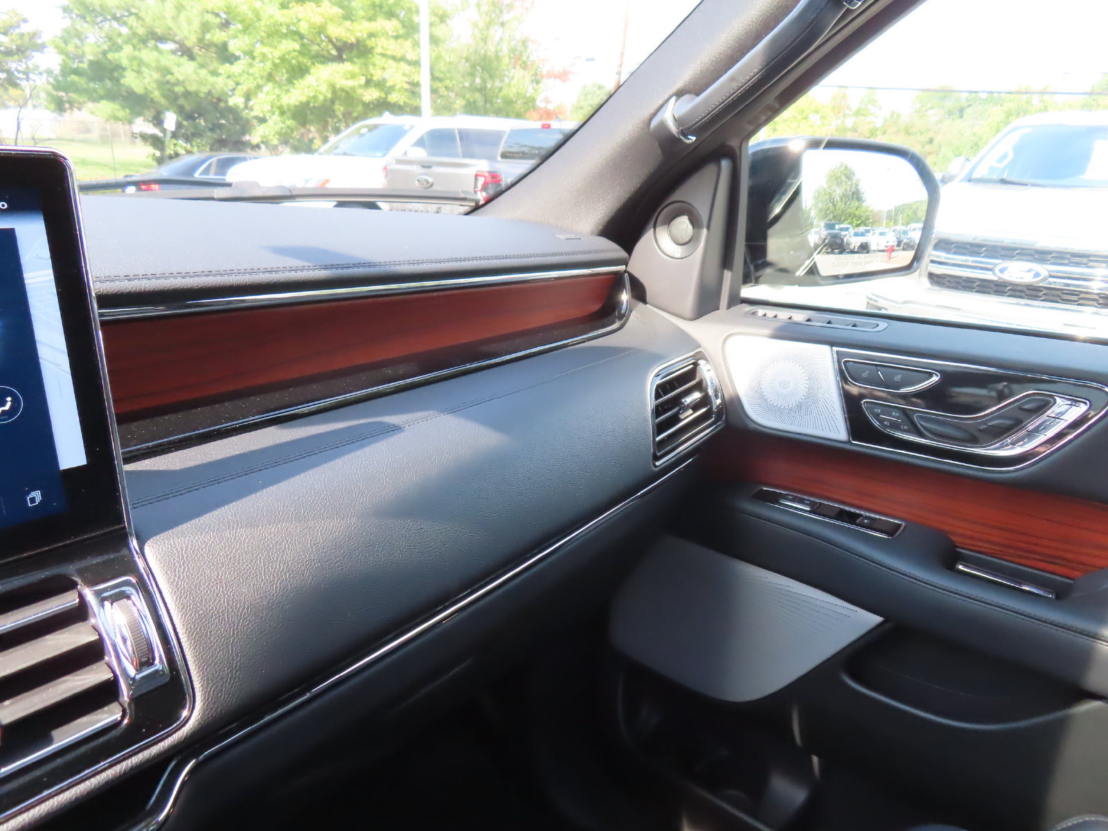 Used 2024 Lincoln Navigator L Reserve AWD/4WD image 31