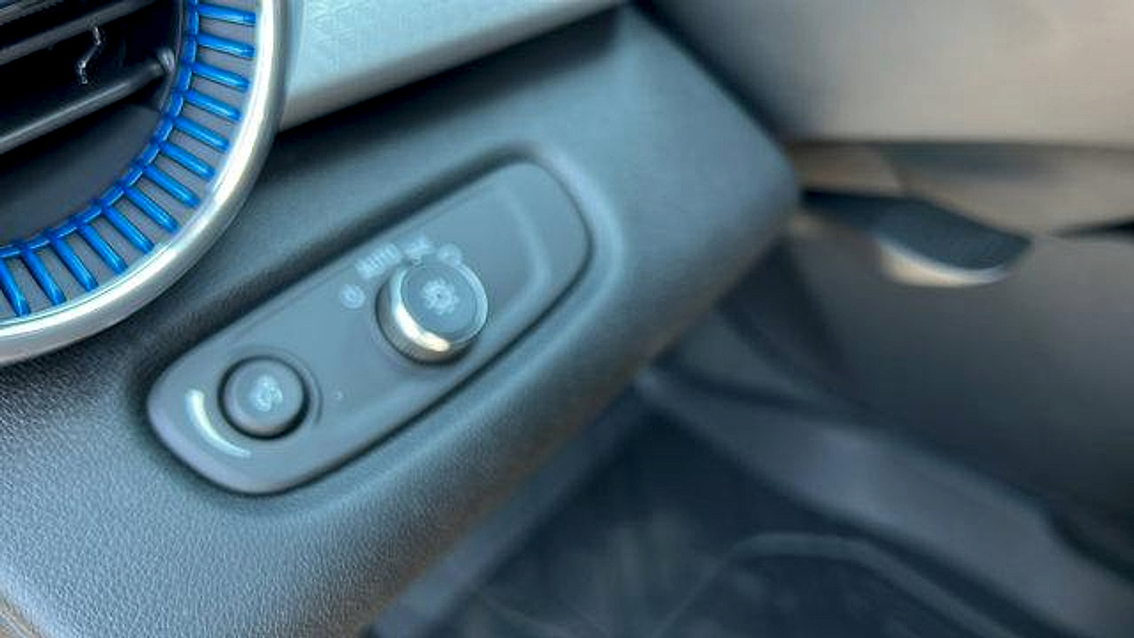 New 2026 Chevrolet Trax LT w/ Sunroof Package image 28