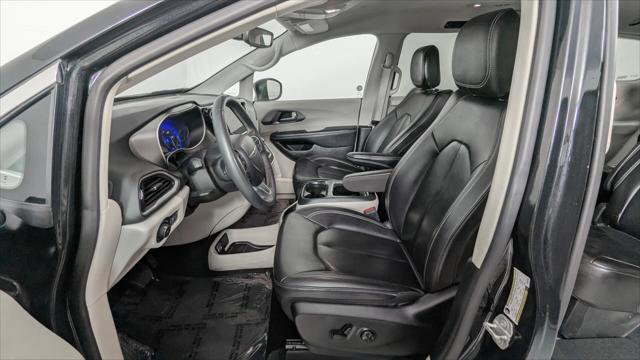 Used 2023 Chrysler Pacifica Touring-L FWD image 14