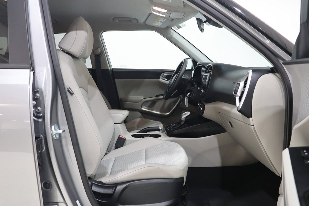 Used 2025 Kia Soul LX w/ LX Technology Package FWD image 36