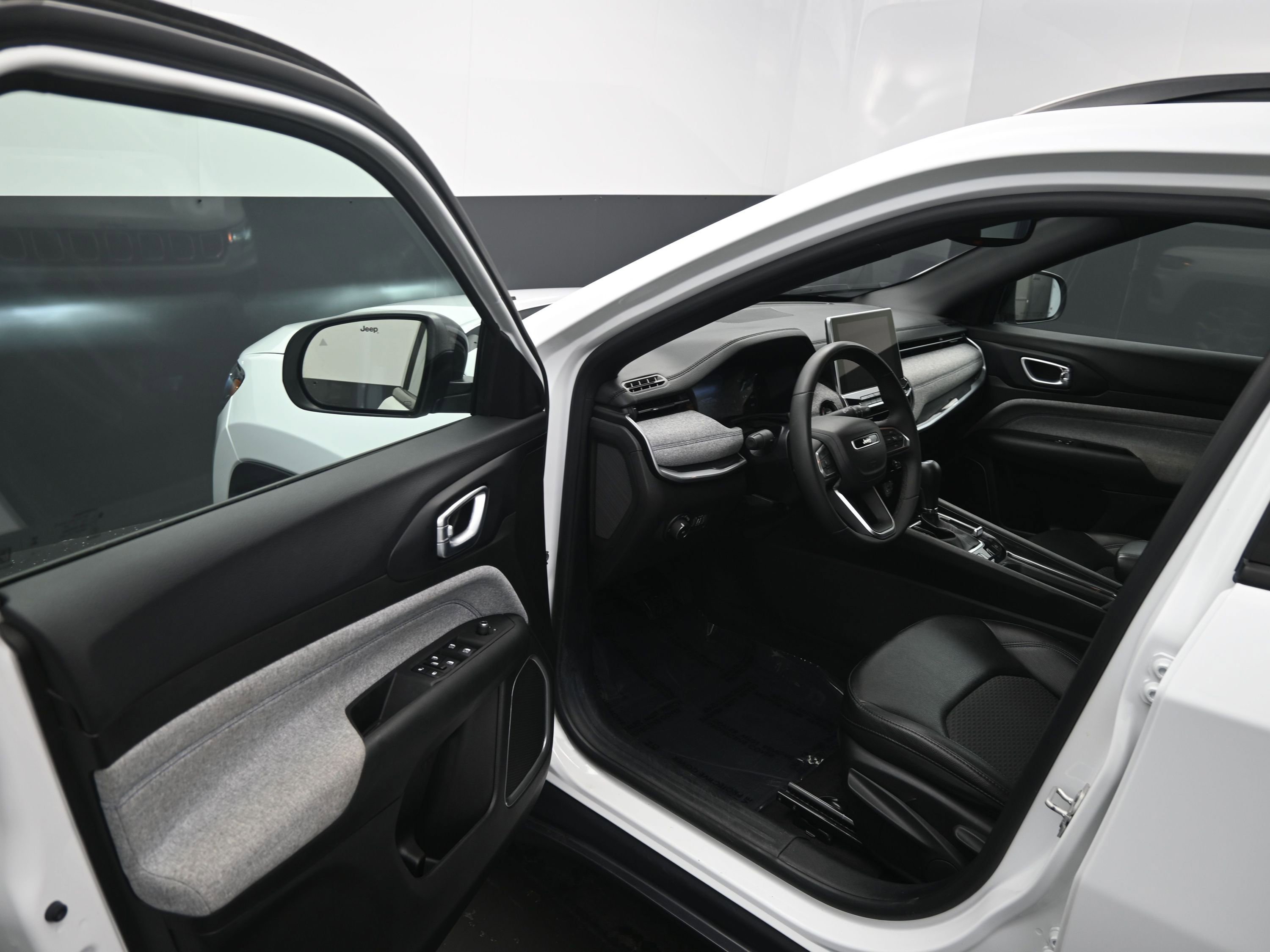 Used 2024 Jeep Compass Latitude image 17