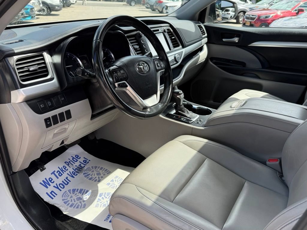 Used 2019 Toyota Highlander XLE AWD/4WD image 23