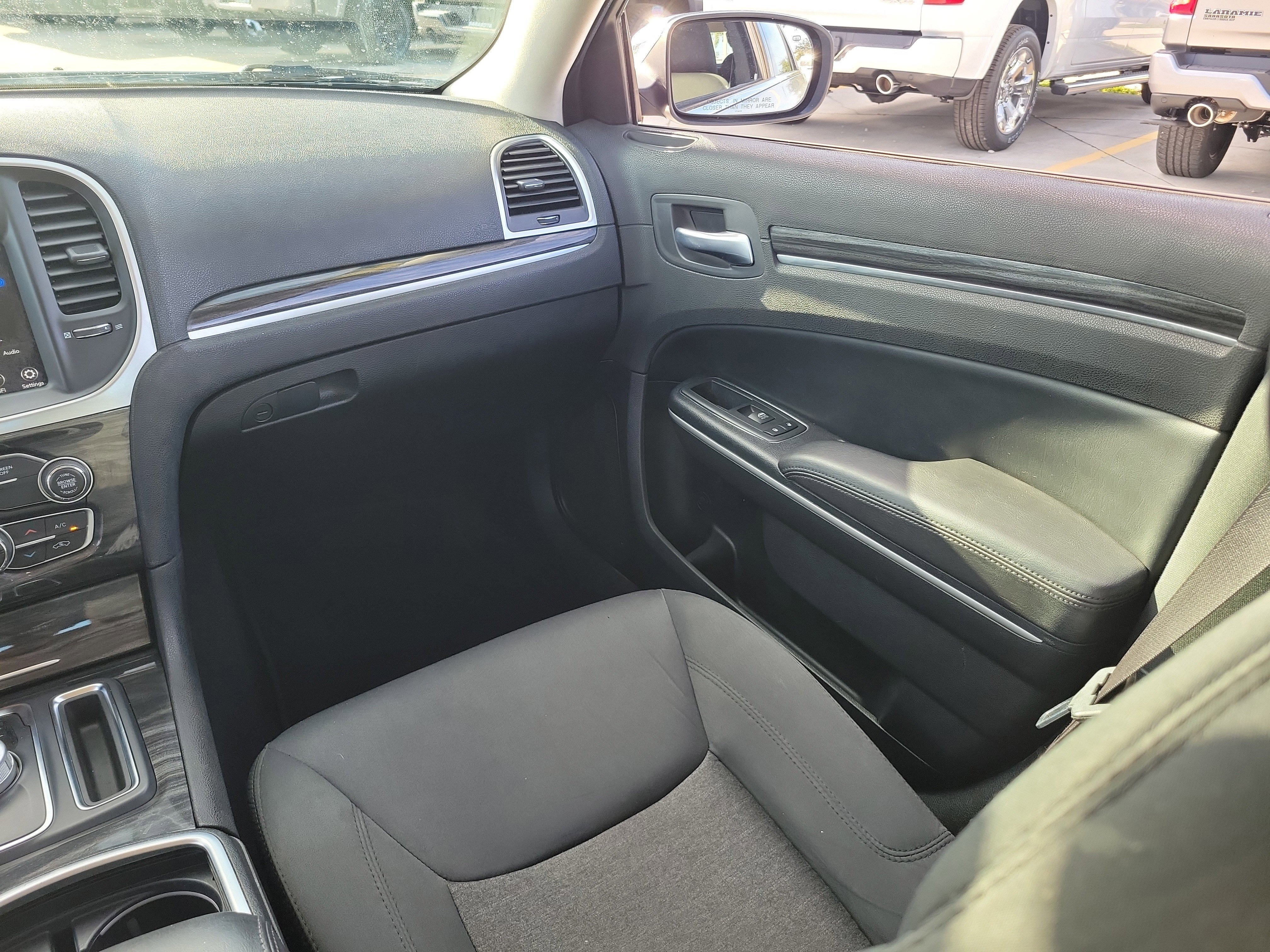 Used 2019 Chrysler 300 Touring w/ Chrome Appearance Package image 16