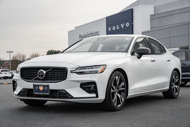 Used 2024 Volvo S60 B5 Plus image 3