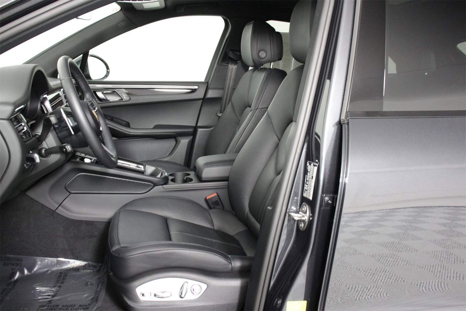 Used 2025 Porsche Macan image 5