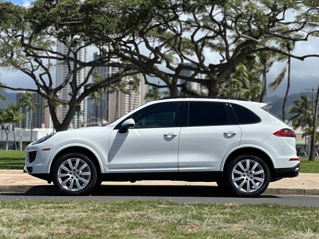 Used 2018 Porsche Cayenne Platinum Edition w/ Premium Package image 2