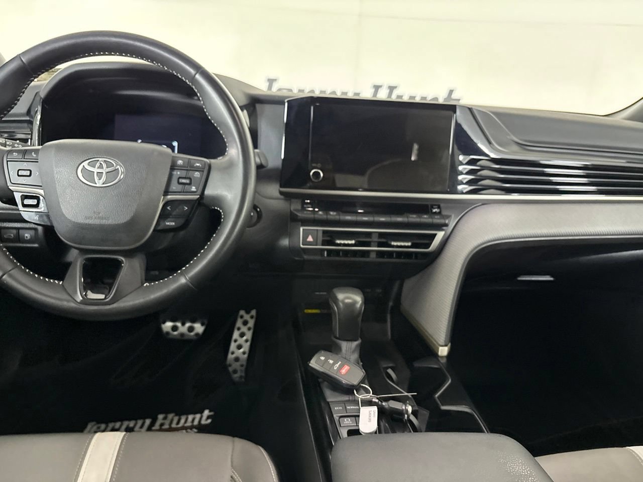Used 2025 Toyota Camry SE FWD image 25