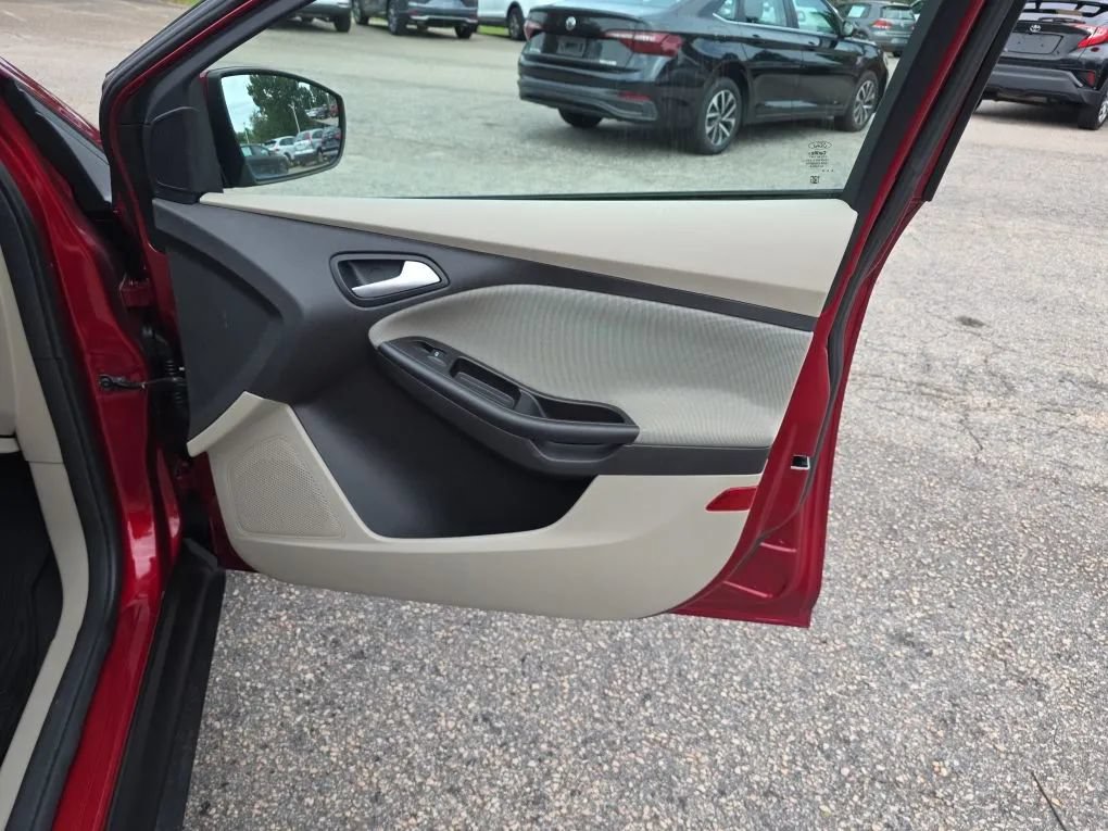 Used 2014 Ford Focus SE w/ SE Winter Package FWD image 39