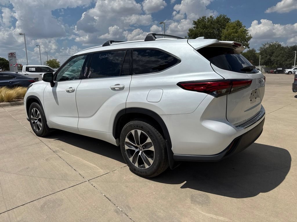 Used 2022 Toyota Highlander XLE FWD image 4