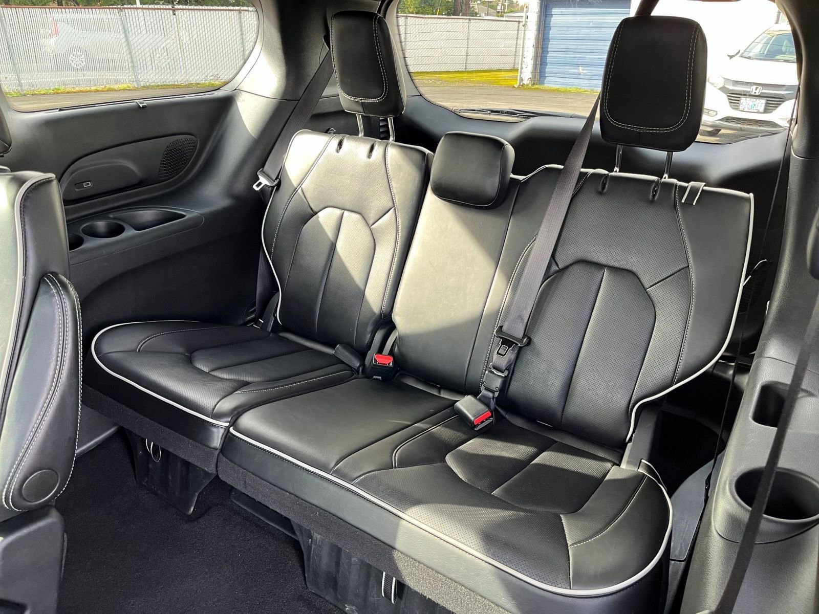 Used 2025 Chrysler Pacifica Limited image 33