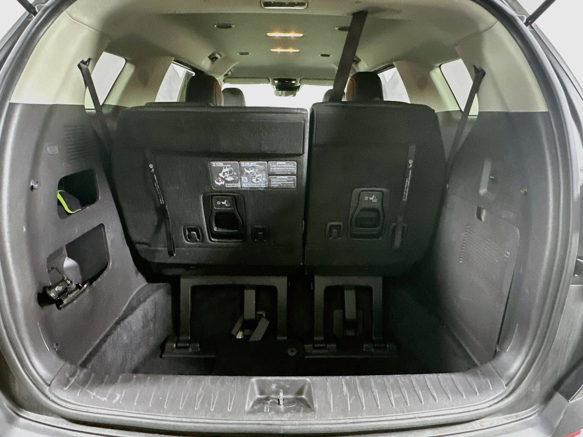 Used 2025 Kia Carnival FWD image 29