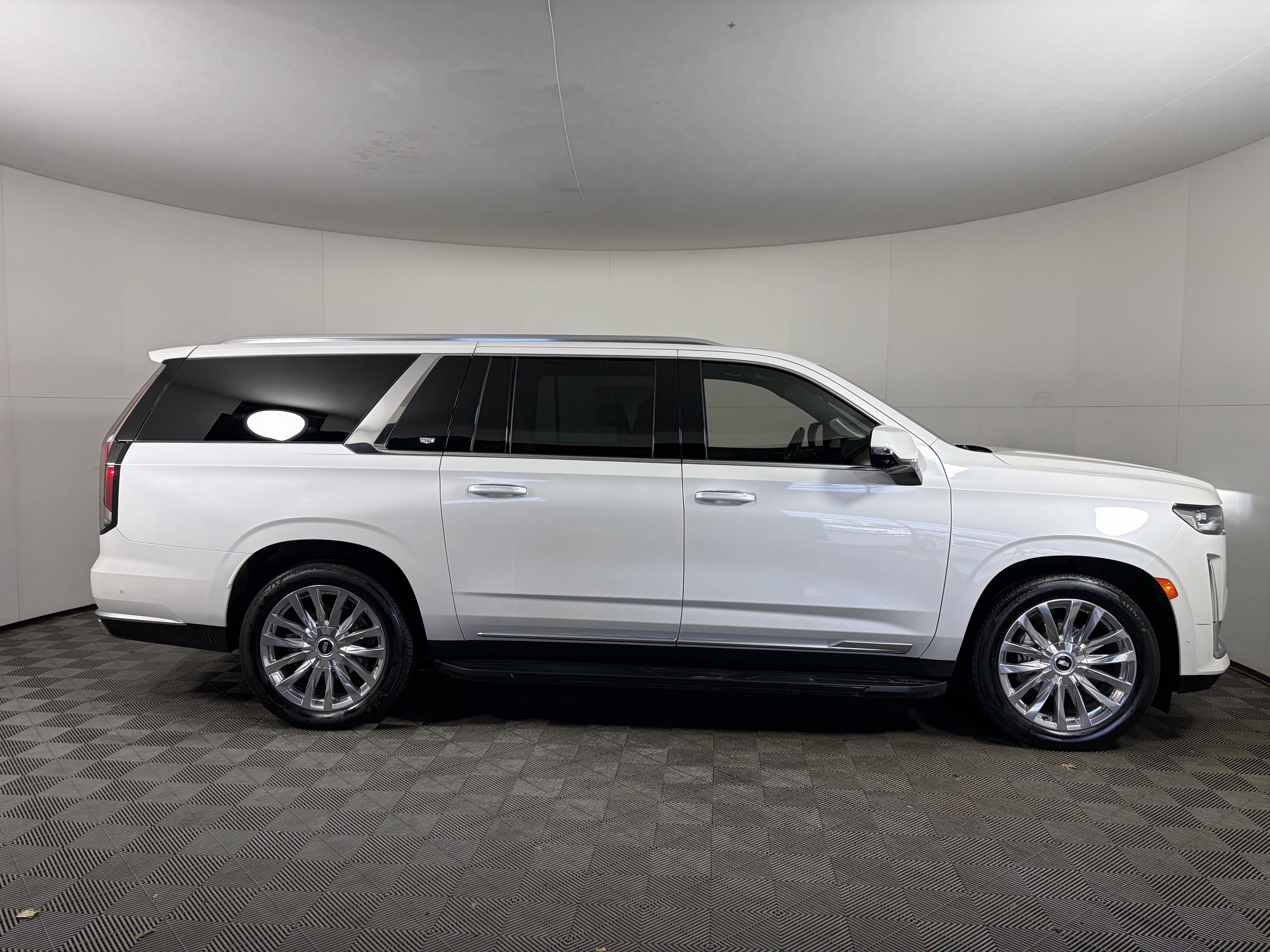 Used 2024 Cadillac Escalade ESV Premium Luxury w/ Performance Package image 8