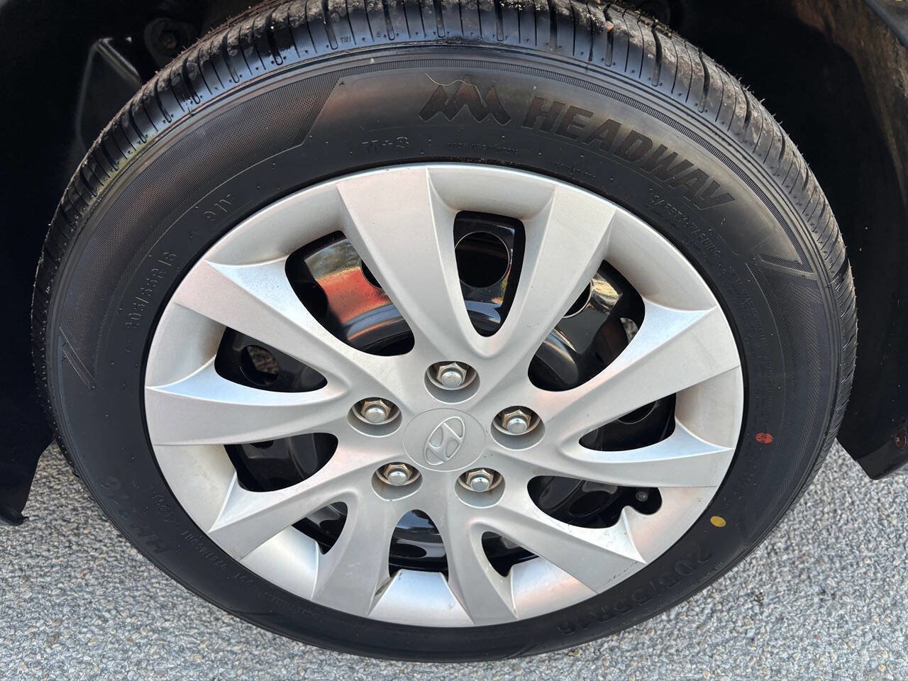 Used 2012 Hyundai Elantra GLS FWD image 11