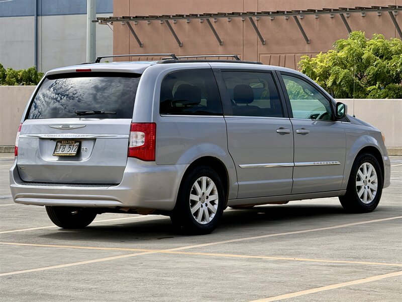 Used 2015 Chrysler Town & Country Touring FWD image 6