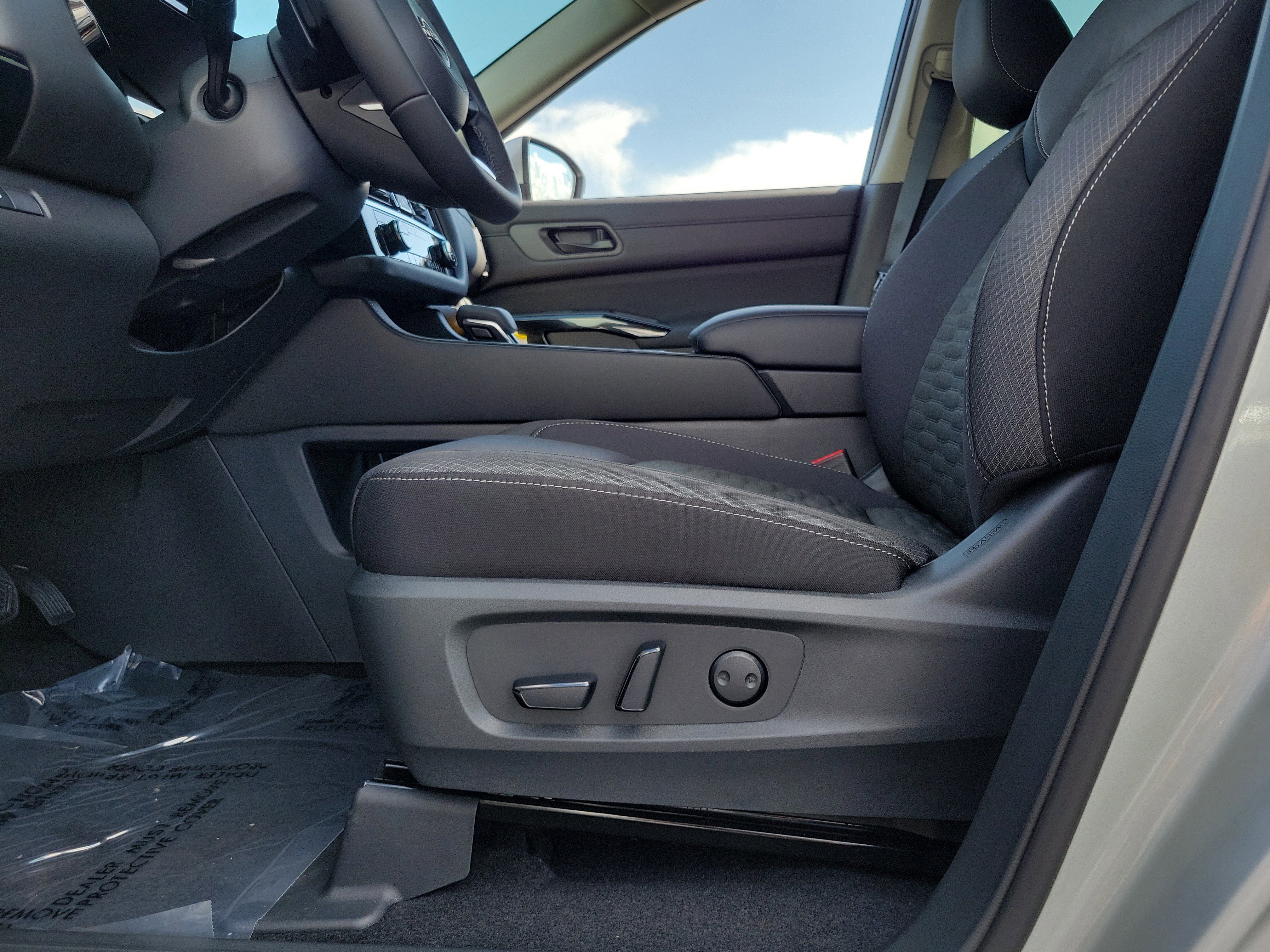 Used 2025 Nissan Pathfinder SV image 16