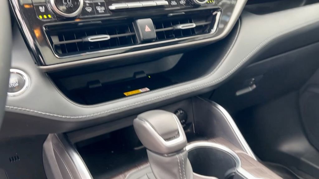 Used 2023 Toyota Highlander Limited image 29