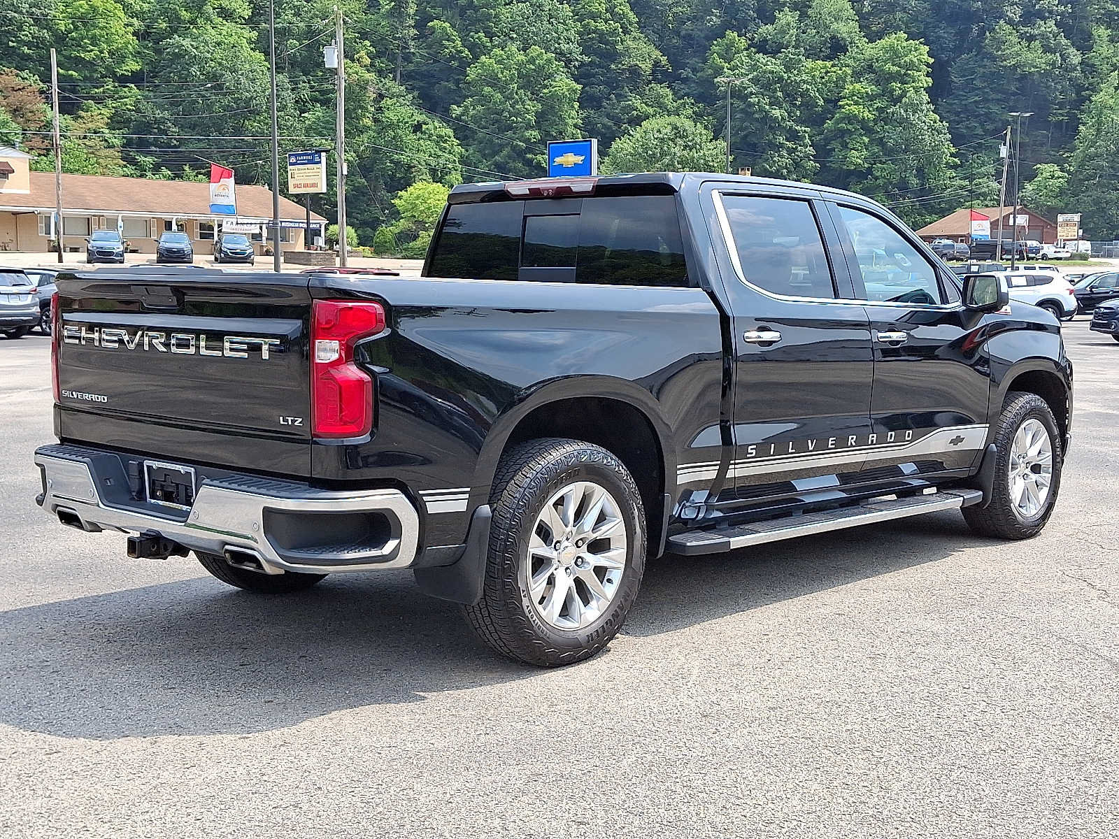 Used 2021 Chevrolet Silverado 1500 LTZ w/ LTZ Premium Package AWD/4WD image 6