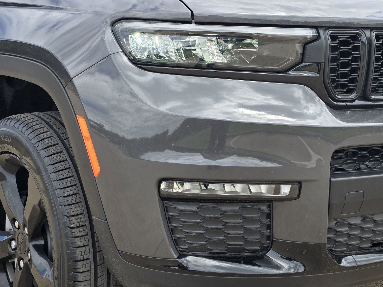 New 2025 Jeep Grand Cherokee L Limited w/ Black Appearance Package AWD/4WD image 9