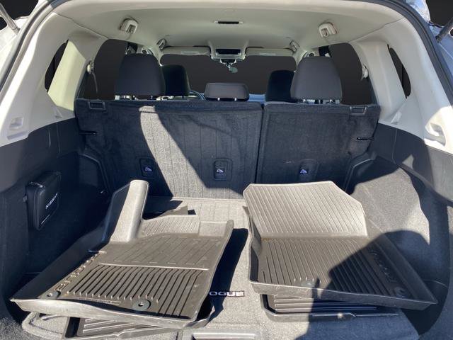 Used 2023 Nissan Rogue SV image 11