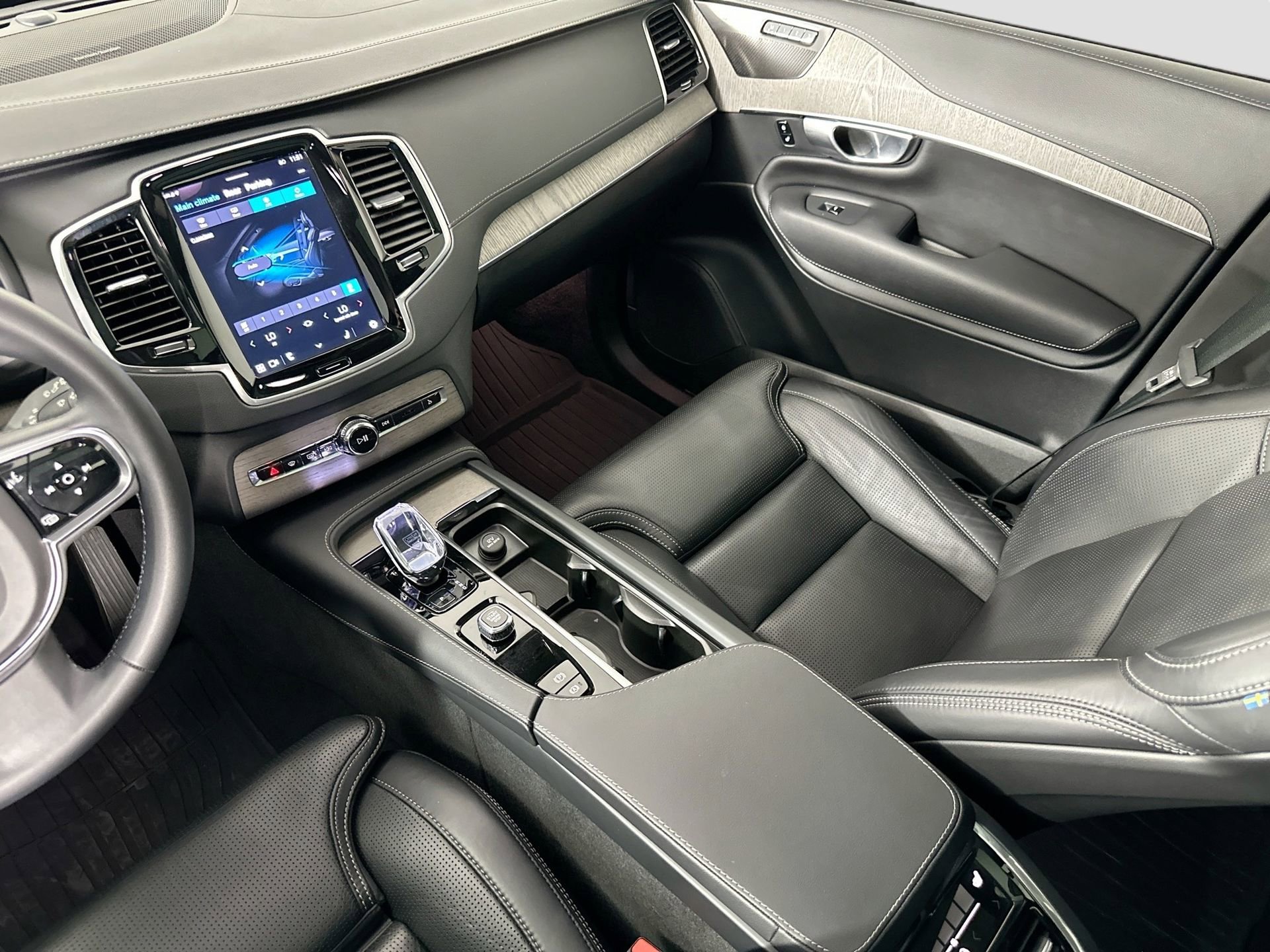 Certified 2023 Volvo XC90 B6 Ultimate w/ Protection Package Premier image 25