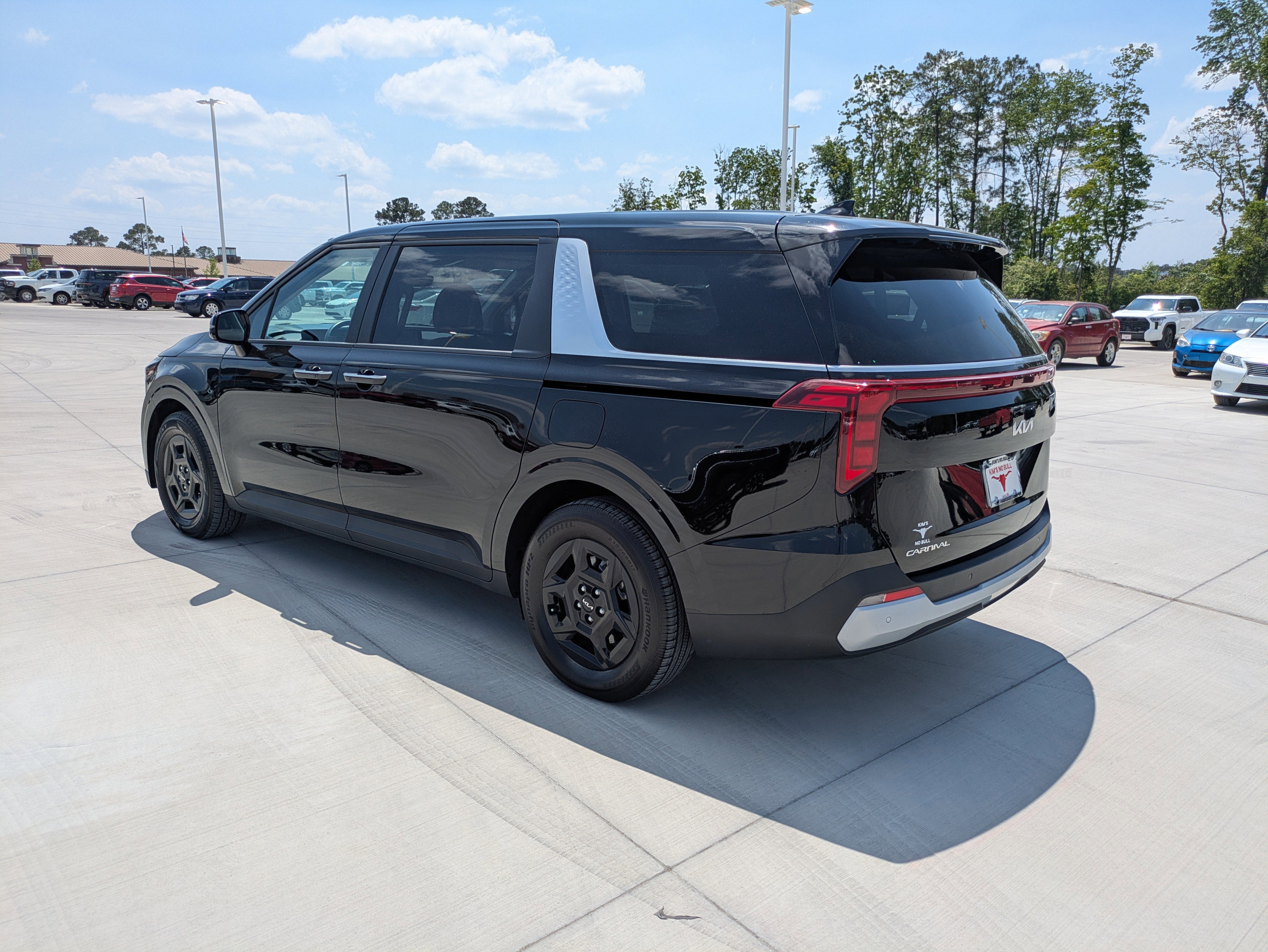 Used 2025 Kia Carnival FWD image 5
