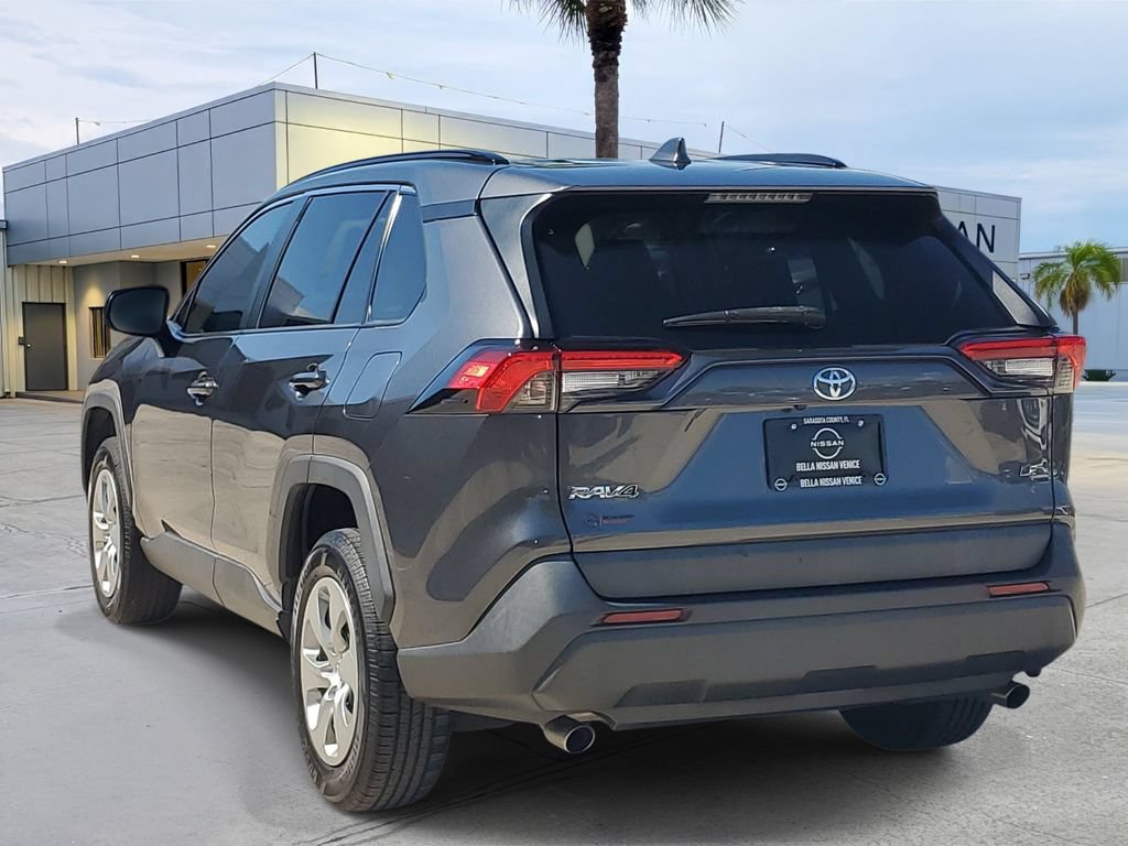 Used 2019 Toyota RAV4 LE FWD image 4