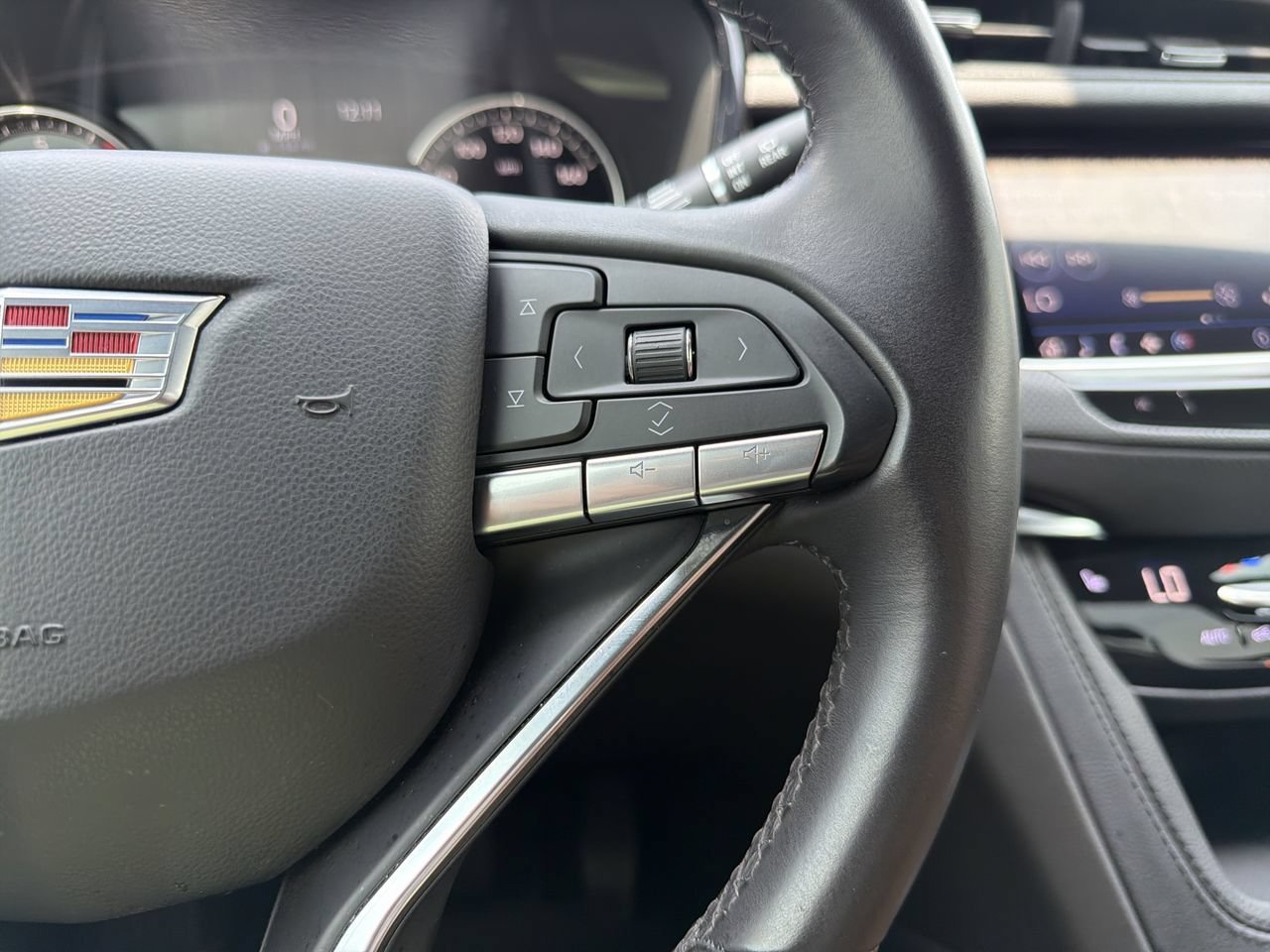 Used 2025 Cadillac XT6 Luxury FWD image 30